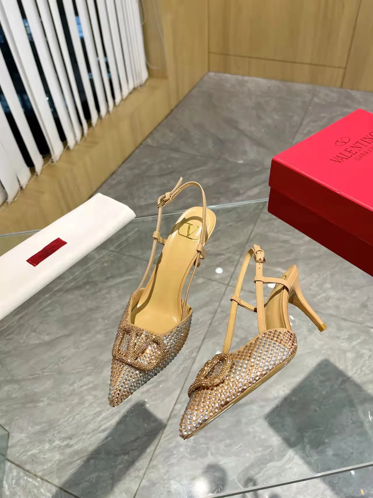 👟👟Ex-factory price 440👟👟 Genuine leather sole + 40 Kloesch diamond buckle Valentino.Valentino big v buckle single shoes ㊙️Latest series of counter genuine version with perfect details. Authentic products are made one to one. All details are consistent with genuine ones. The upper foot is very pedicure type. The key point is that it is very good and easy to control. It does not wear the feet and does not tire the feet. It is a walking artifact. The last shape is completely compared to the counter. The details are perfect. It is impossible to make such an exquisite product without the original version. Exclusive molded brass color. The highest version on the market. Fabric: imported sheepskin, lining and foot pads are all sheepskin. Color: 13 colors available. Sizes (34 to 42). Customized size 34 and 42. Non-returnable and non-exchangeable. Heel height: 7CM. Rubber sole. Genuine leather sole +40